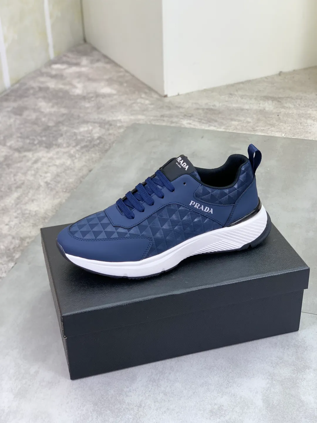 Men's shoes 💰P460💰 [New style] The official website classic popular model is on the market, and it will never go out of style for a century. 🆘 The trendy brand (Prada) mainly promotes popular models, avant-garde and versatile fashionable men's shoes private version molding, cowhide surface splicing 1:1 oil edge treatment... fashionable and simple, original imported cowhide and lining cowhide feet; the atmosphere and personality are more fashionable, eye-catching and pursuing class. It will subvert the old idea and be a must-have for fashion trendsetters with you! Must keep it for yourself! High-end comfort, high-end quality workmanship. Code number: 38-44 (45 customized) 2️⃣ colors available. full package